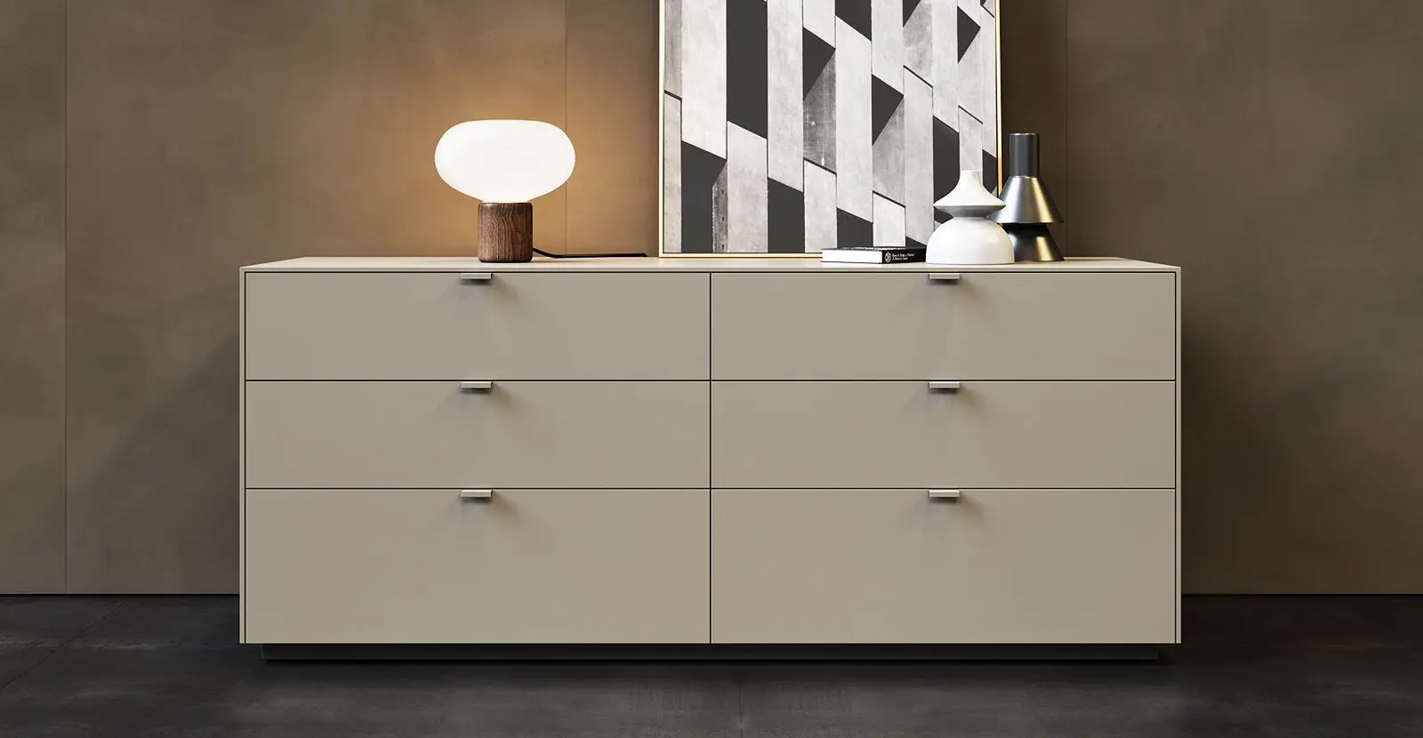 Сучасний світло-сірий комодFolio із шістьма шухлядами в спальні, прикрашений лампою, вазами та картиною на тлі коричневої стіни